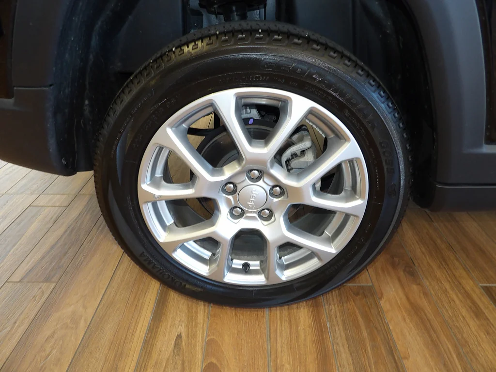 Used 2023 Diamond Black Crystal Pearl Coat Jeep Latitude Lux image 5