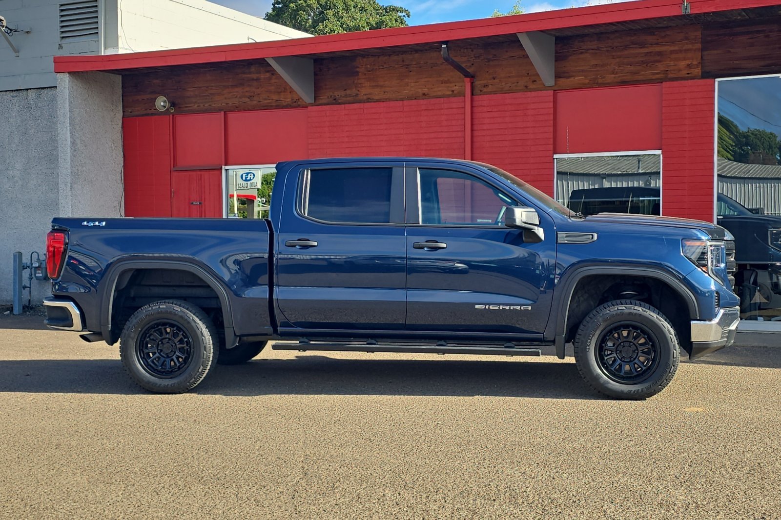 Used 2023  GMC Pro image 3