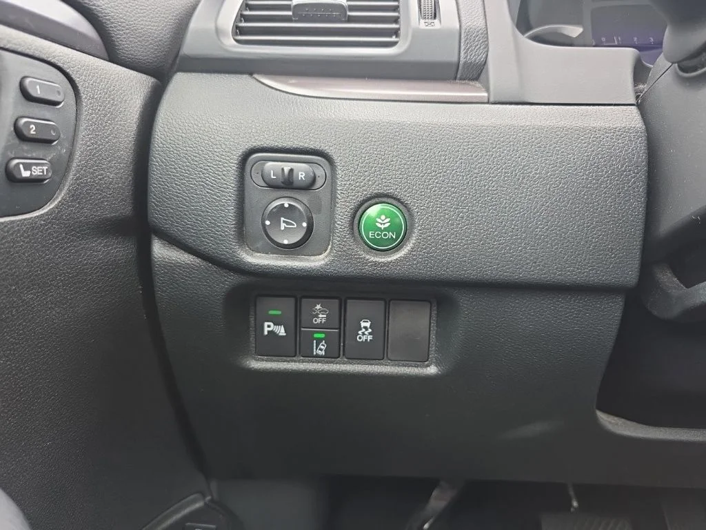Used 2023 White Honda EX-L image 17