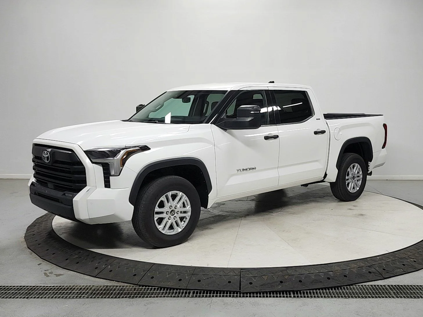 Used 2022 White Toyota SR5 image 3
