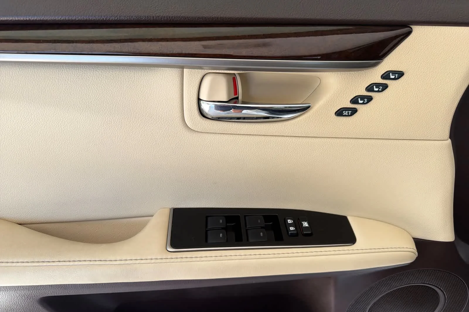 Used 2016 Eminent White Pearl Lexus  image 12