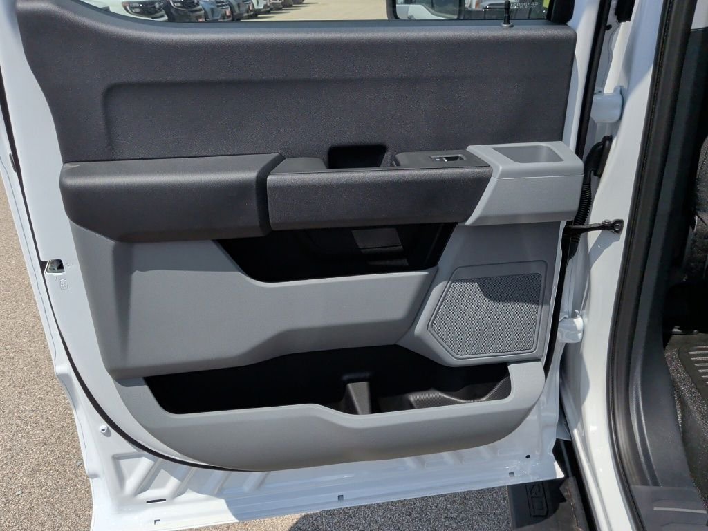 New 2026 Oxford White Ford F-350® XL image 31