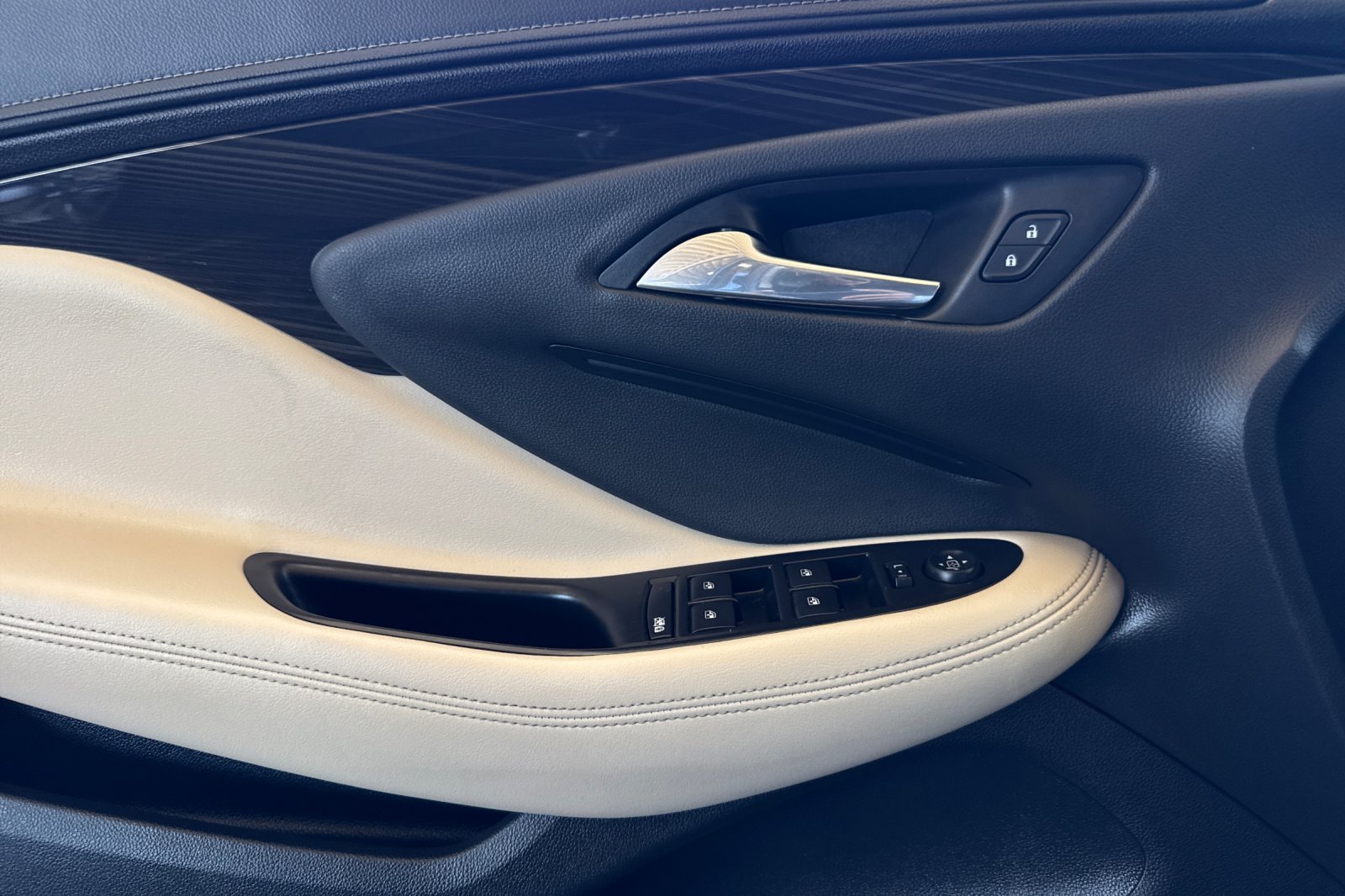 Used 2019 Ebony Twilight Metallic Buick Preferred image 11