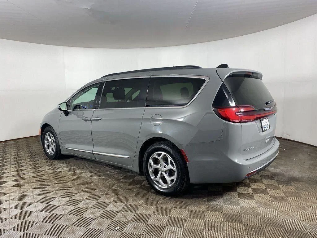 Used 2023 Ceramic Gray Clearcoat Chrysler Limited image 5