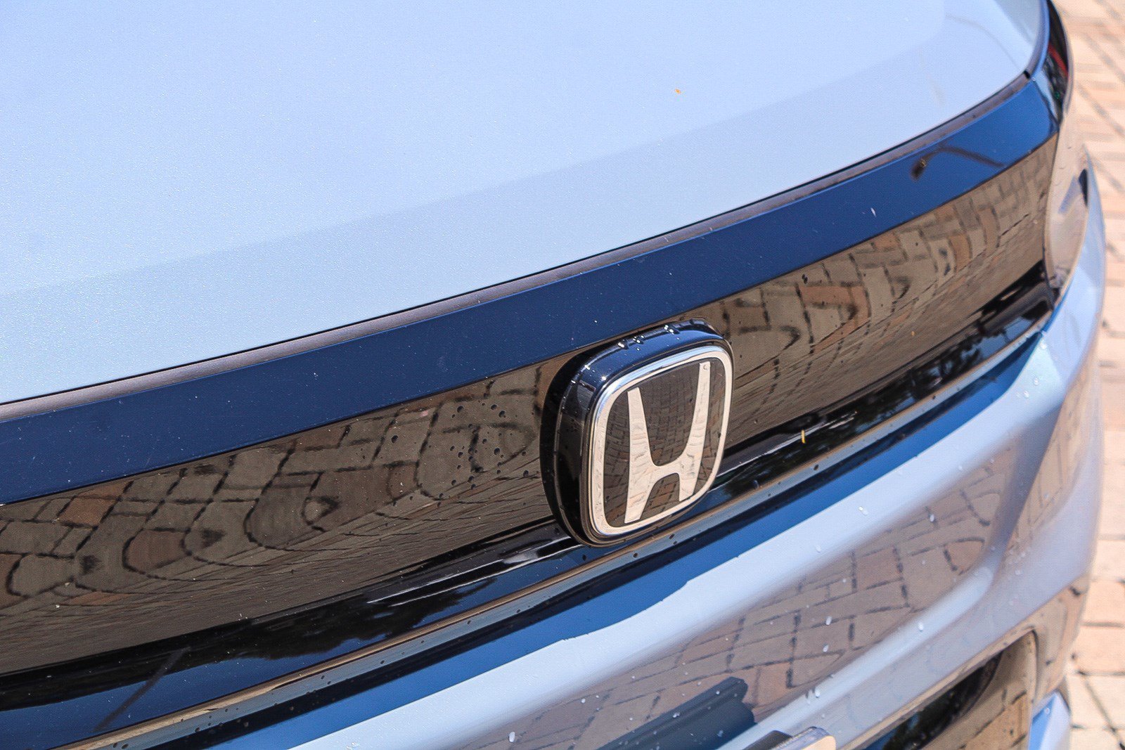 Used 2025 Sonic Gray Pearl Honda Touring image 5