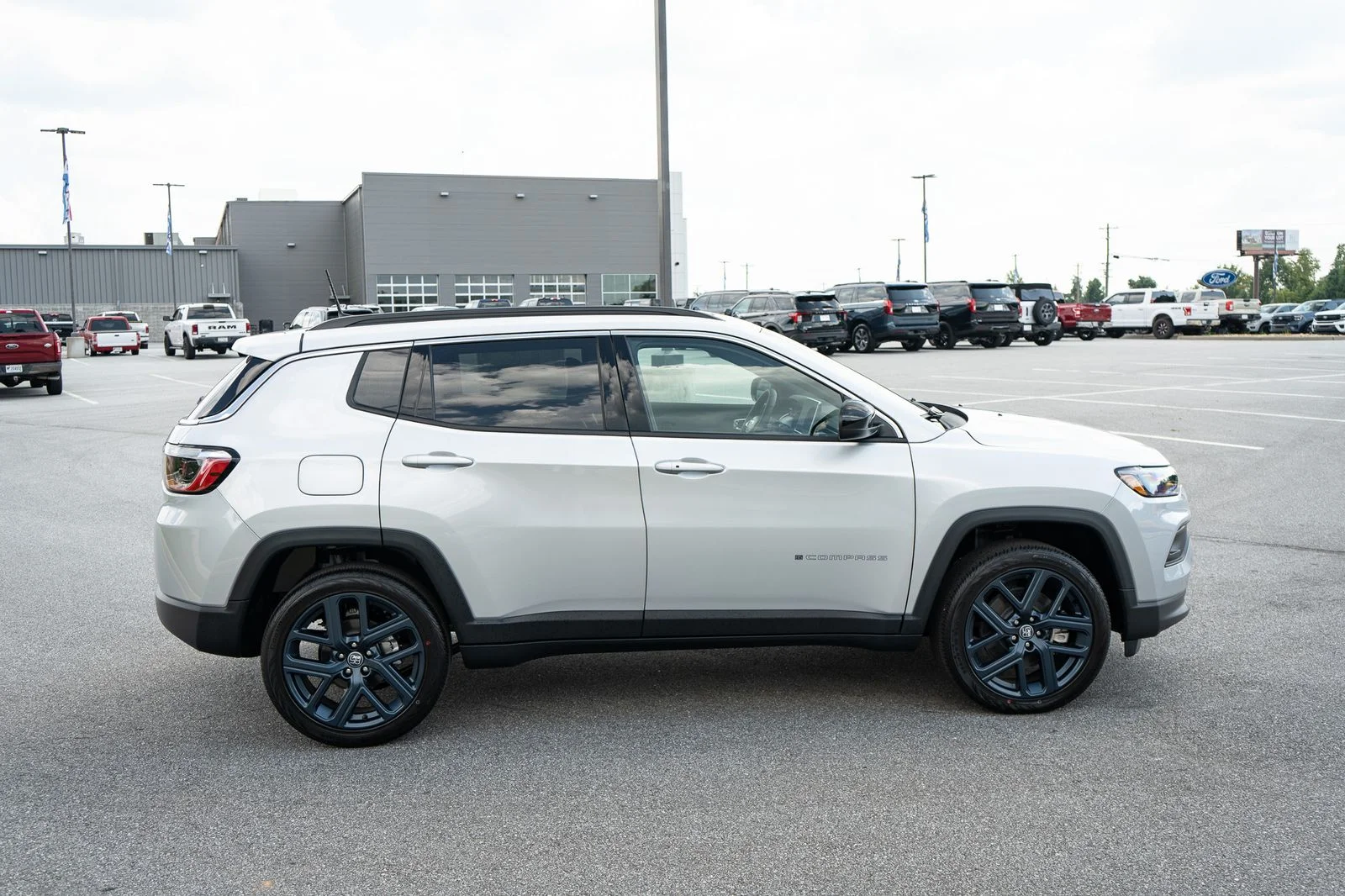 New 2026 Silver Zynith Metallic Clearcoat Jeep  image 11