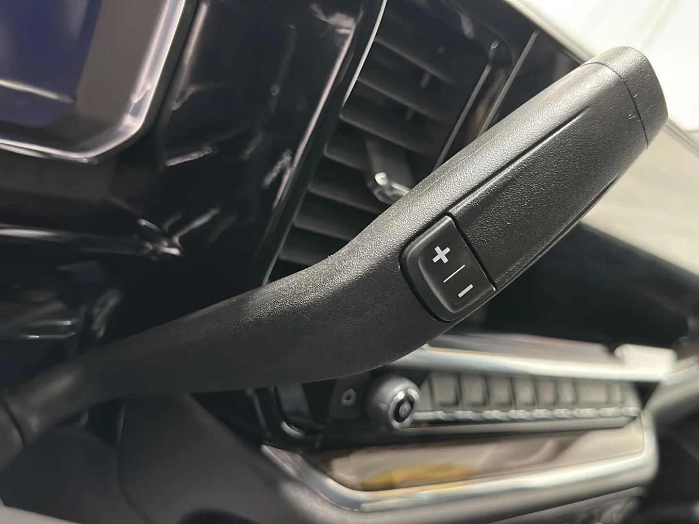 Used 2025 Summit White Chevrolet LT image 15