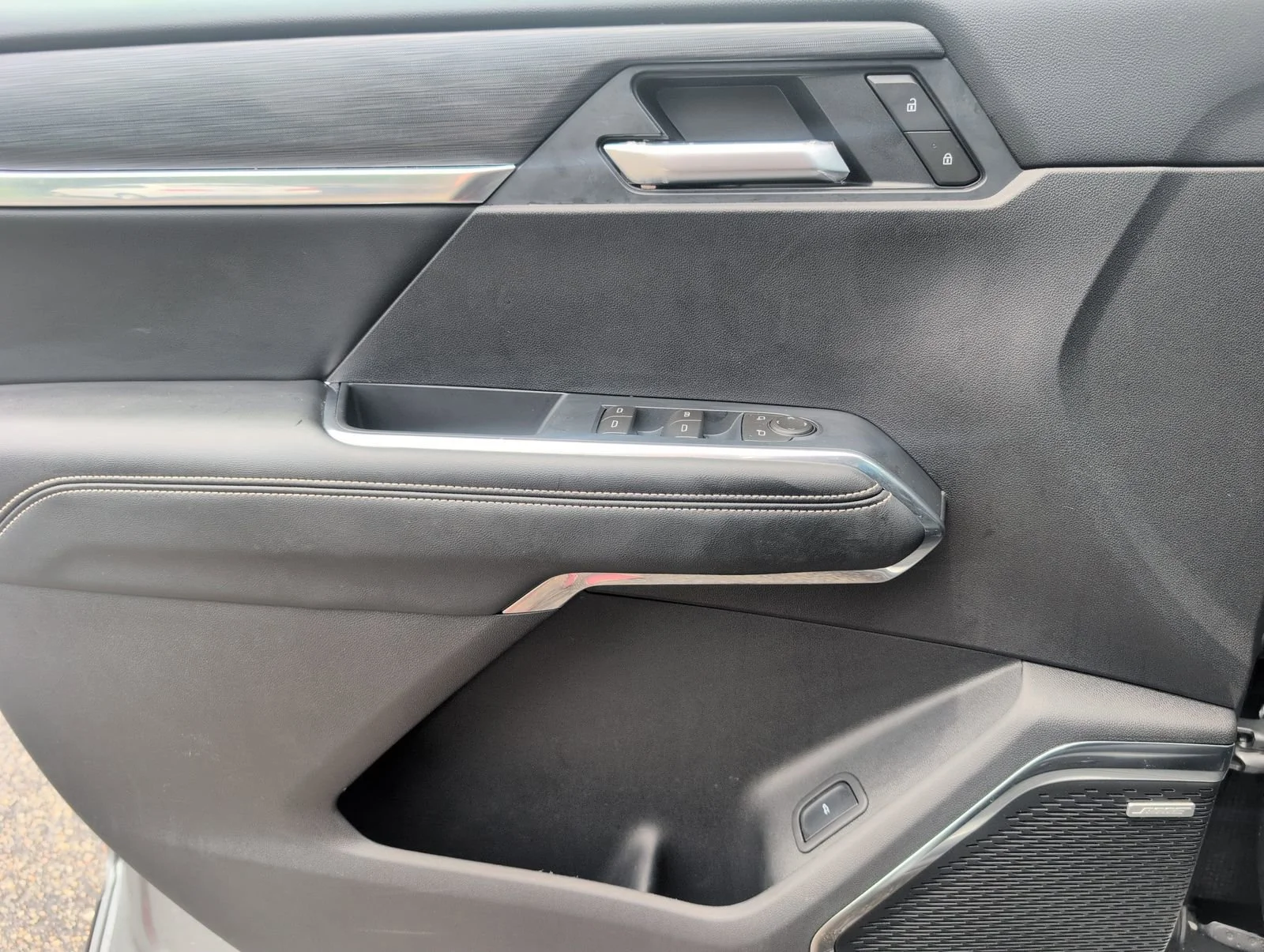 New 2026 Sterling Metallic GMC Elevation image 15