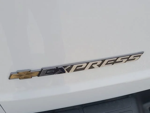 New 2026 Summit White Chevrolet WT image 28