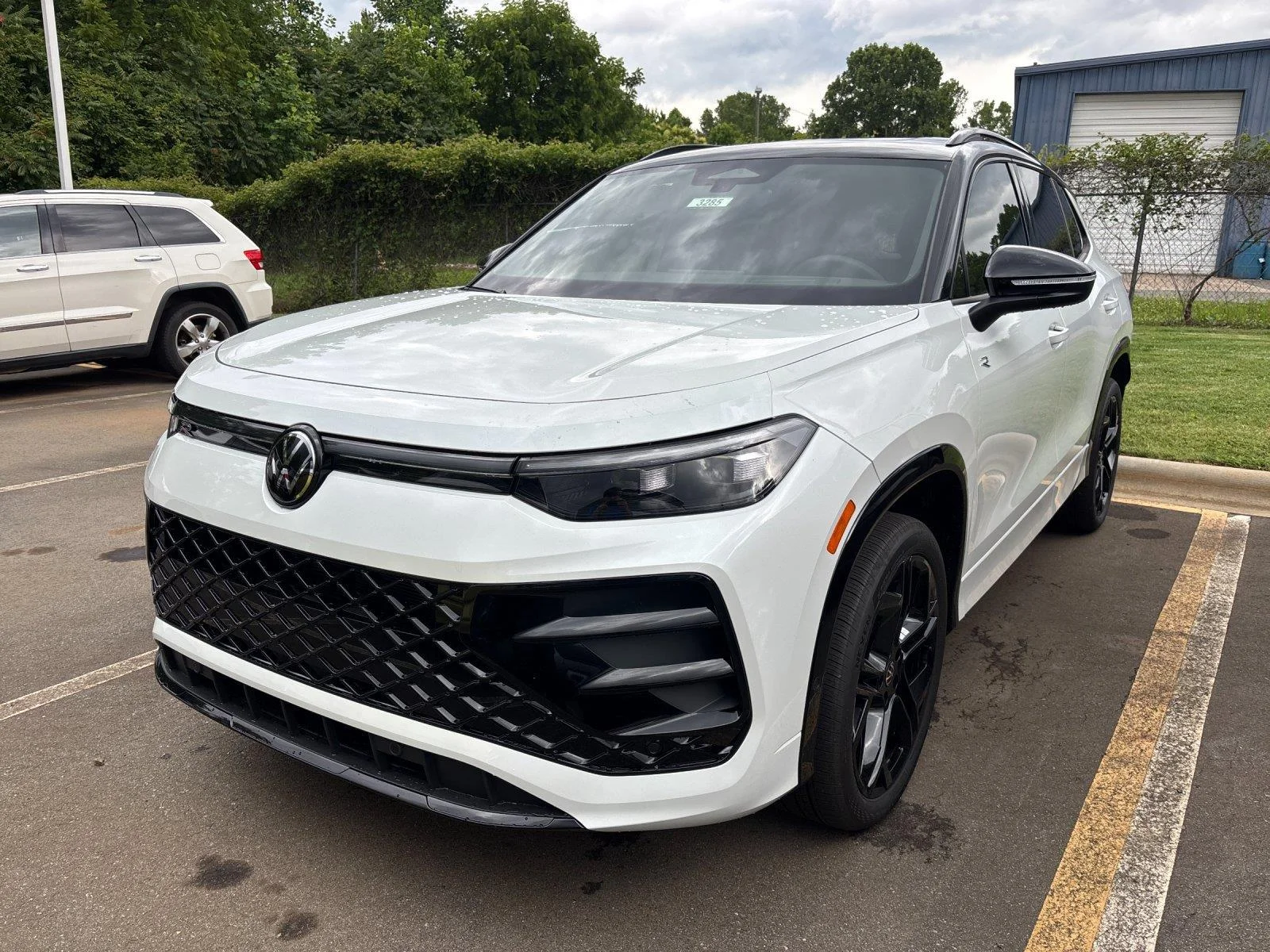 New 2026 opal white with deep black roof Volkswagen SE R-Line Black image 2