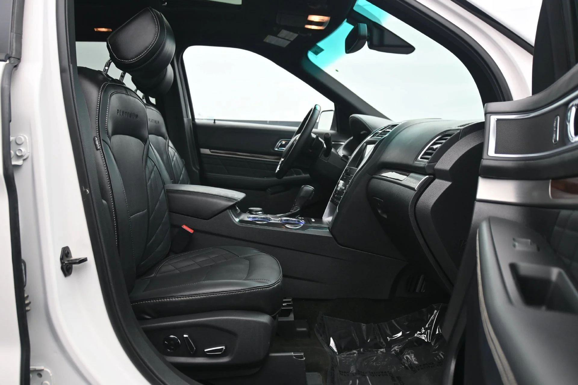 Used 2017  Ford Platinum image 13