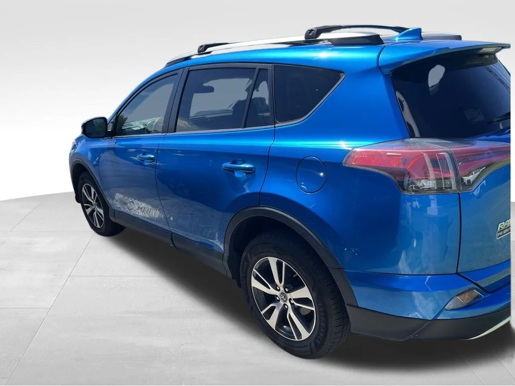 Used 2018 Blue Toyota XLE image 18