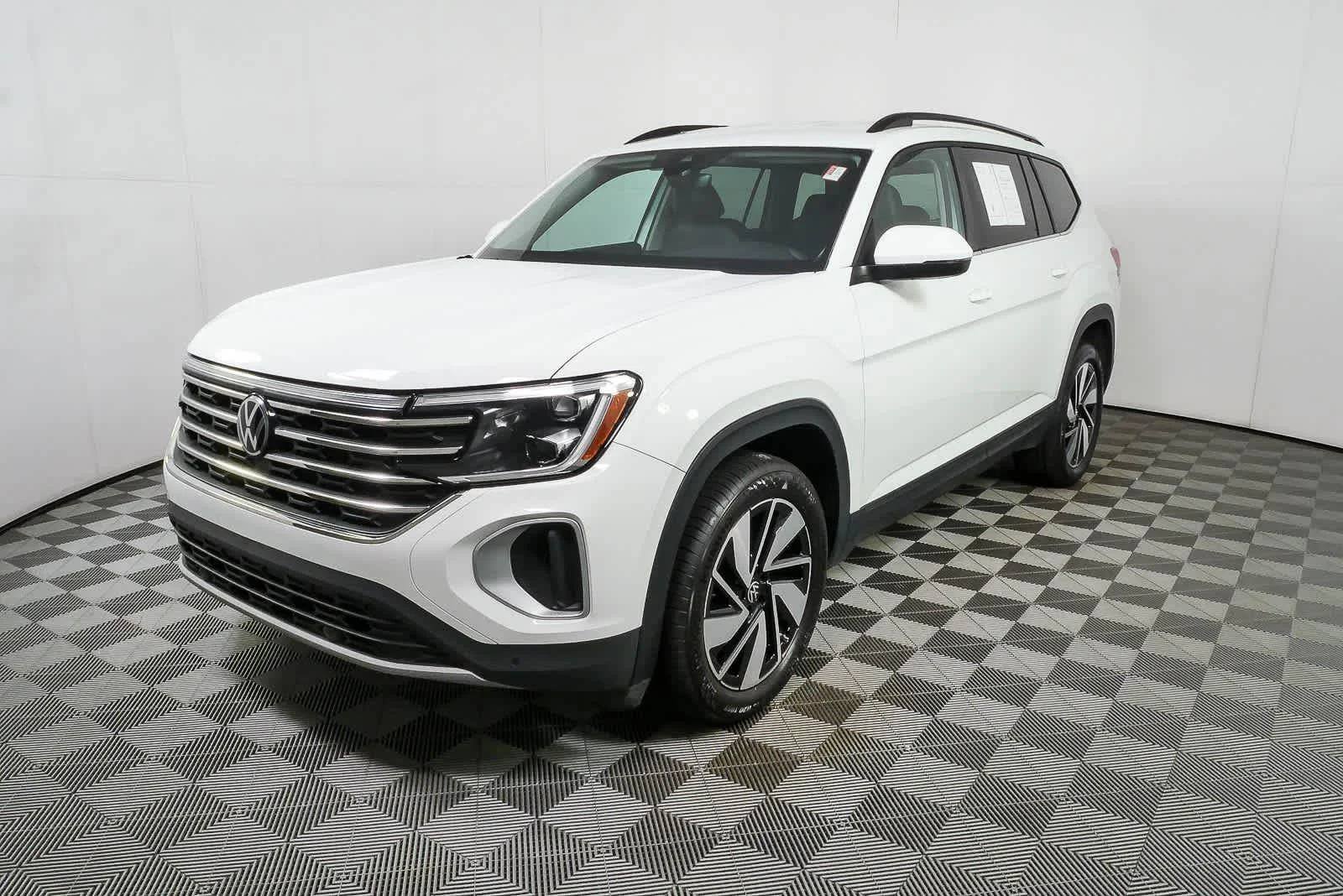 Certified Used 2025  VOLKSWAGEN SE image 25
