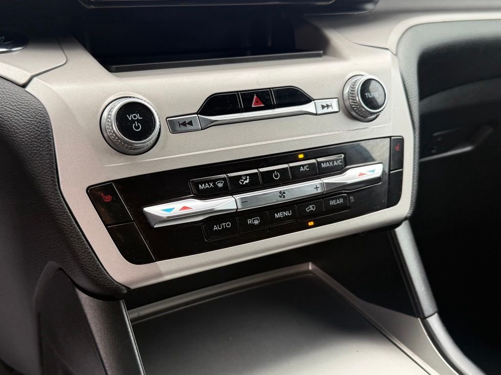 Used 2023 Black Ford XLT image 16