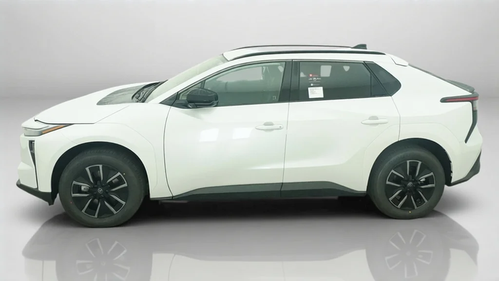 New 2027 Wind Chill Pearl Toyota XLE image 2
