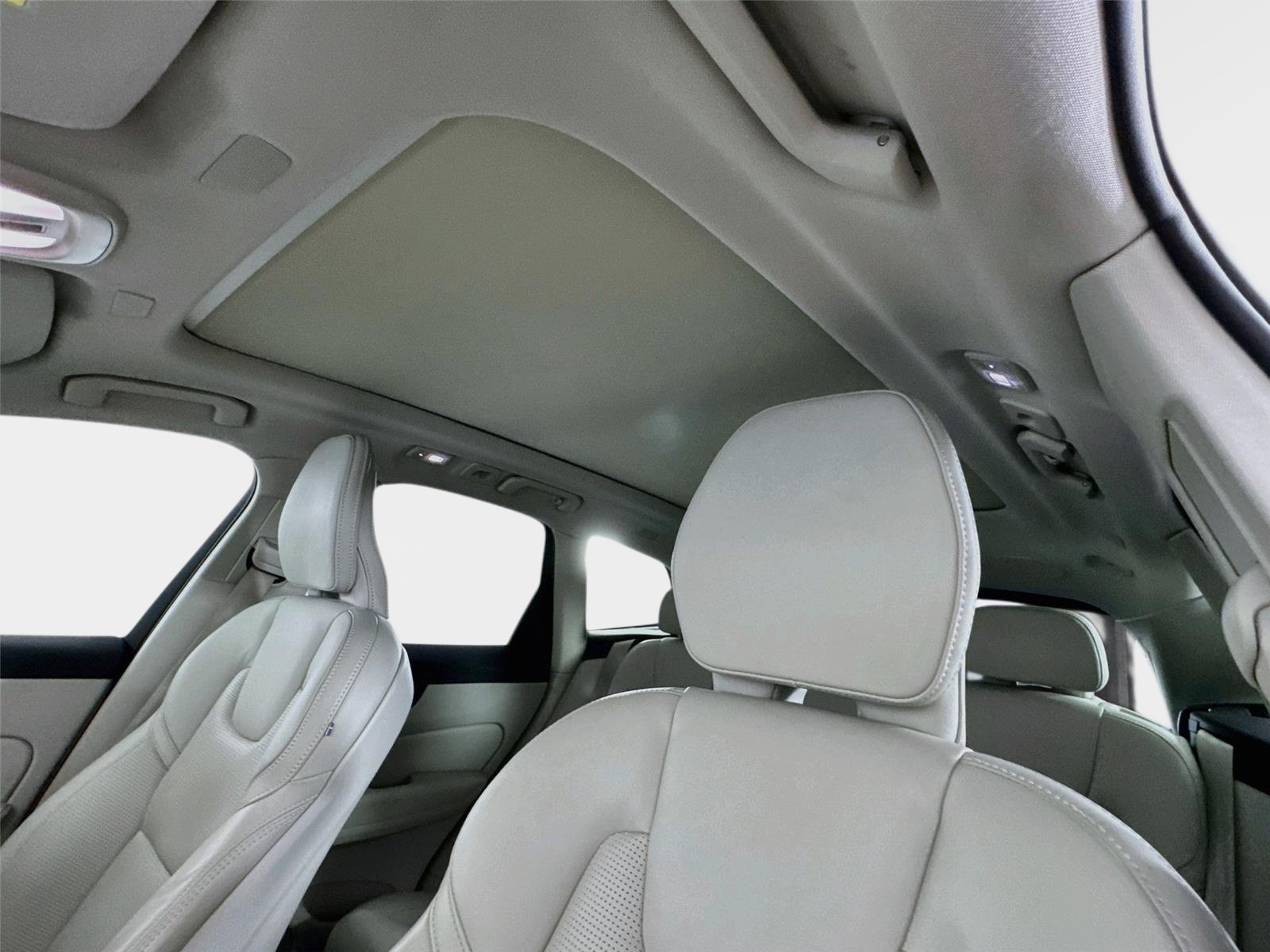 Used 2024 Crystal White Volvo Ultimate Dark Theme image 14