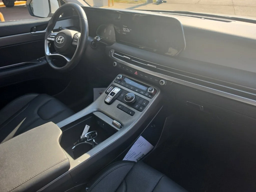 Used 2025 White Hyundai SEL image 14
