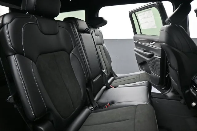 New 2027 High-Gloss Black Paint Jeep Laredo Altitude image 22
