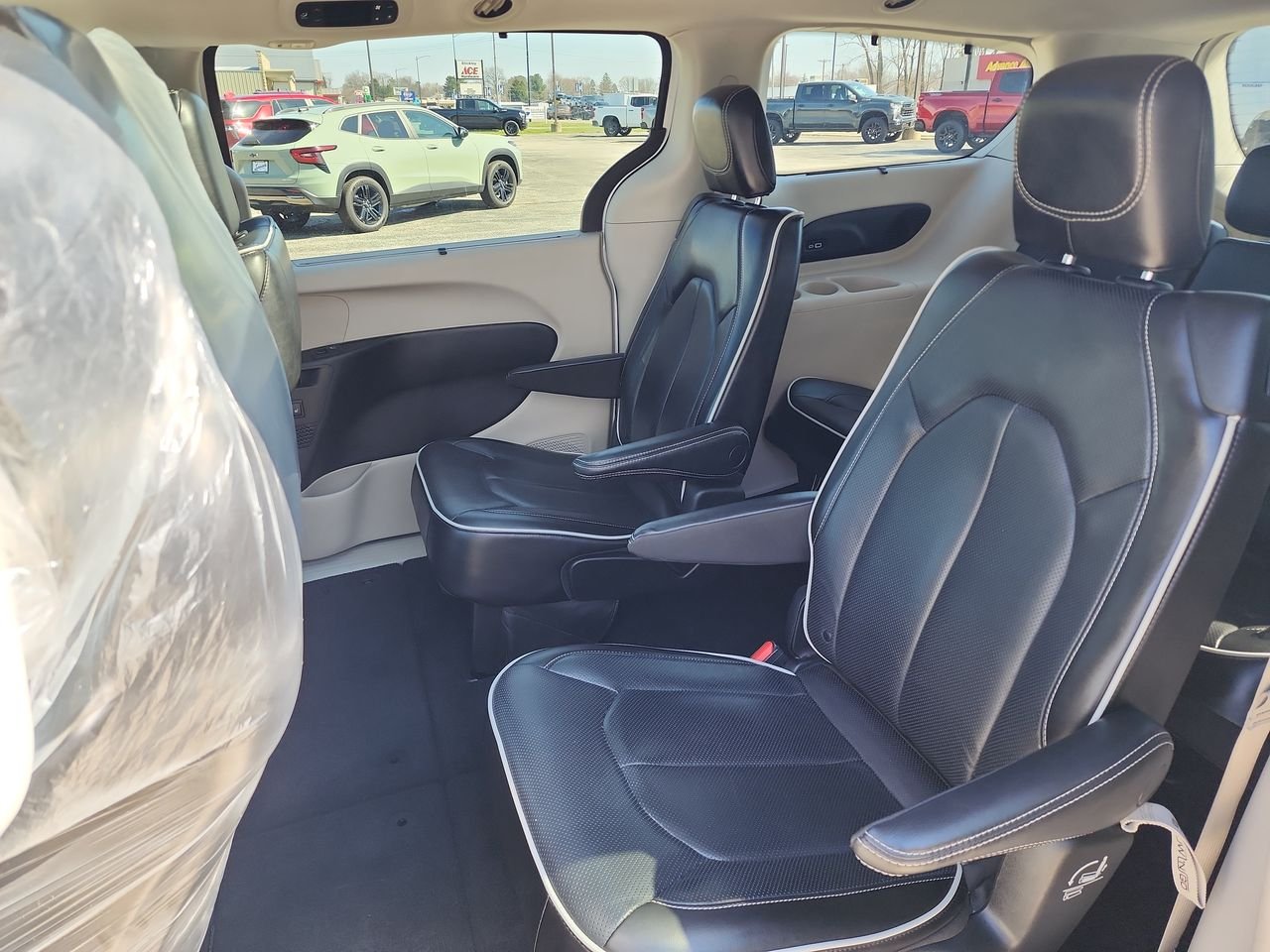 Used 2023  Chrysler Limited image 23