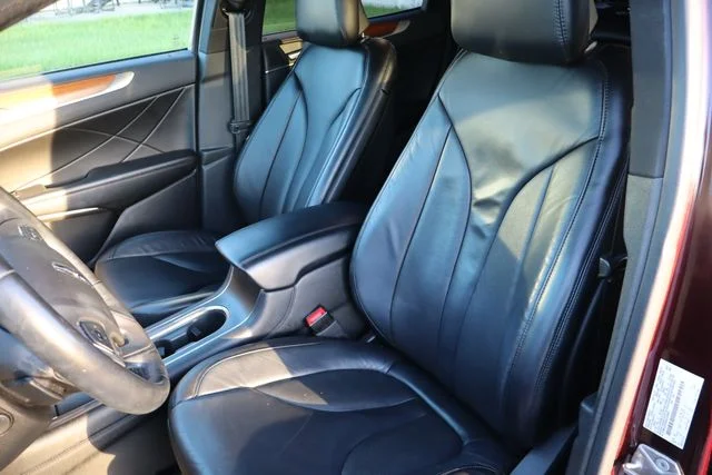 Used 2019 Burgundy Lincoln Select image 6