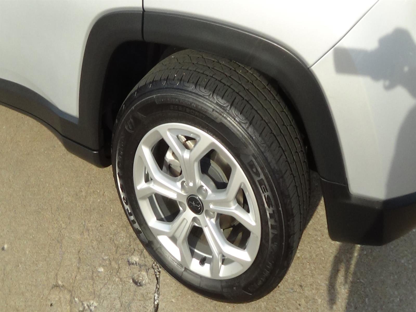Certified Used 2025 Silver Zynith Clear Coat (pse) Jeep Latitude image 9