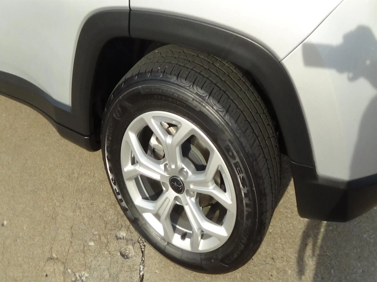 Certified Used 2025 Silver Zynith Clear Coat (pse) Jeep Latitude image 9