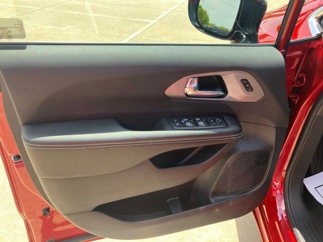 New 2027 Red Hot Pearl-Coat Exterior Paint Chrysler Limited image 8