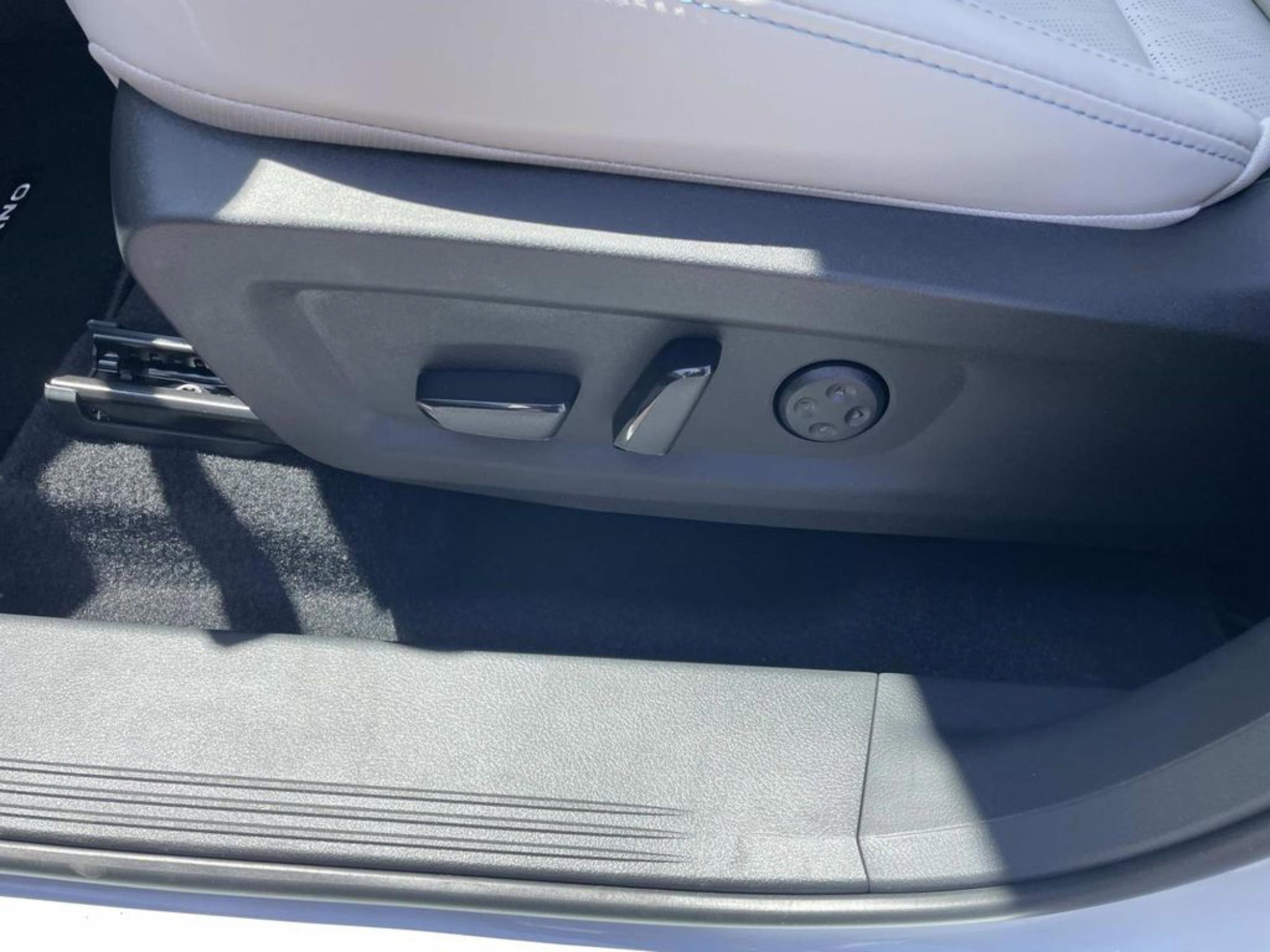 New 2026 Everest White Pearl TriCoat / Super Black Two-tone Nissan Platinum image 21