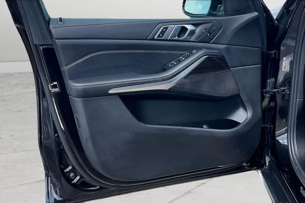 Used 2020 Black BMW sDrive40i image 17