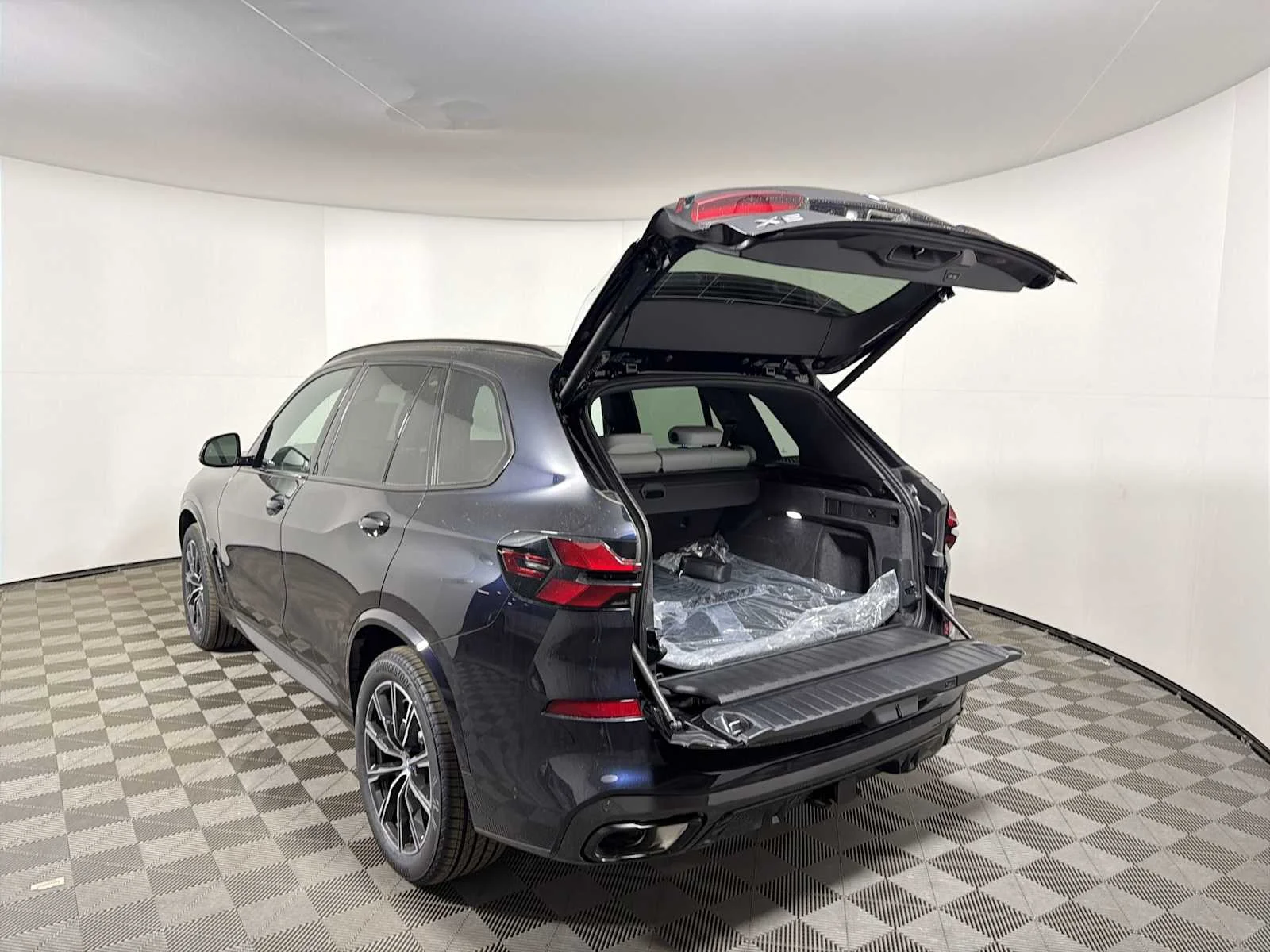 New 2026 Carbon Black Metallic BMW xDrive40i image 20