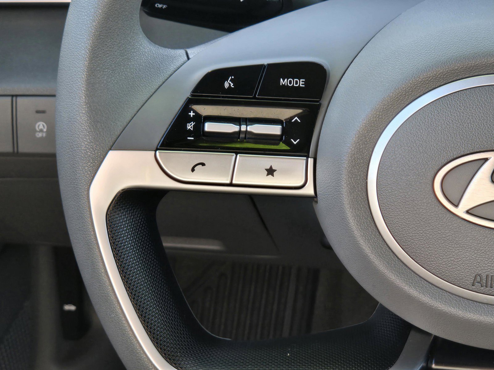 Used 2025 Amazon Gray Hyundai SE image 15