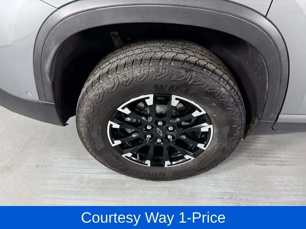 Used 2024 Gray Chevrolet Z71 image 13