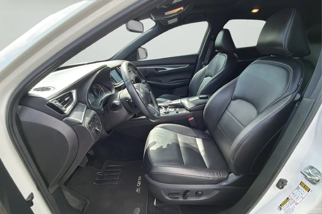 Used 2023 White INFINITI LUXE image 16