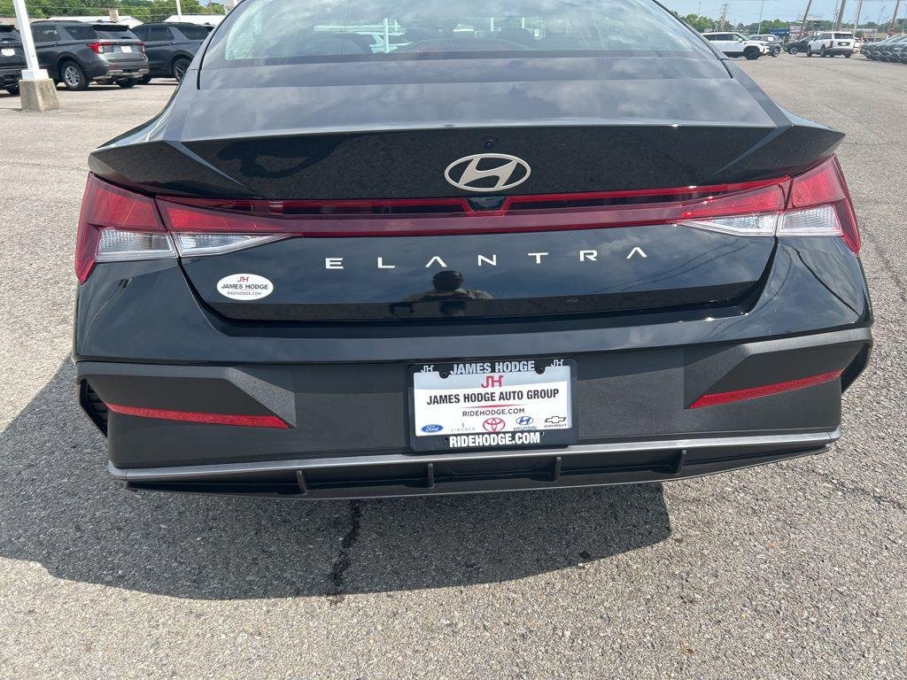 New 2026 Black Hyundai SE image 5