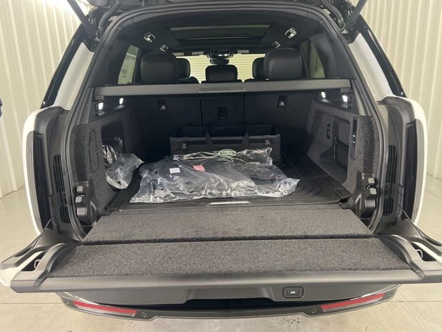 Certified Used 2025 Fuji White Land Rover SE image 27