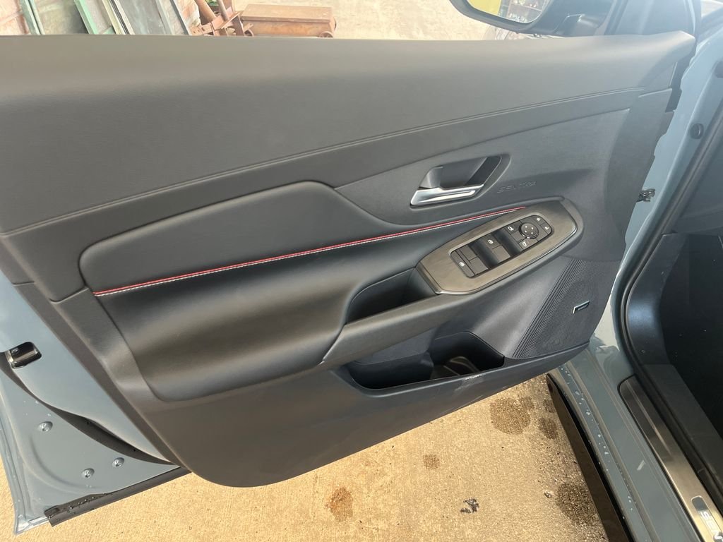 New 2026 Atlantic Gray Metallic / Super Black Two-tone Nissan SR image 10
