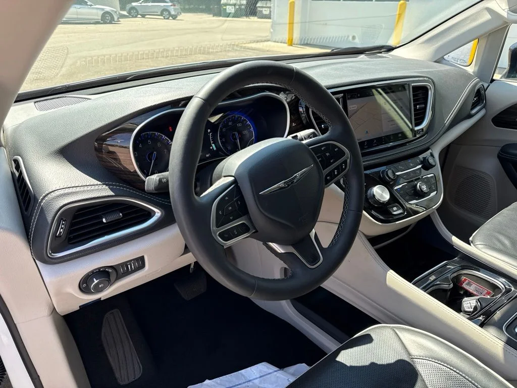 Used 2024 Bright White Clearcoat Chrysler Limited image 15