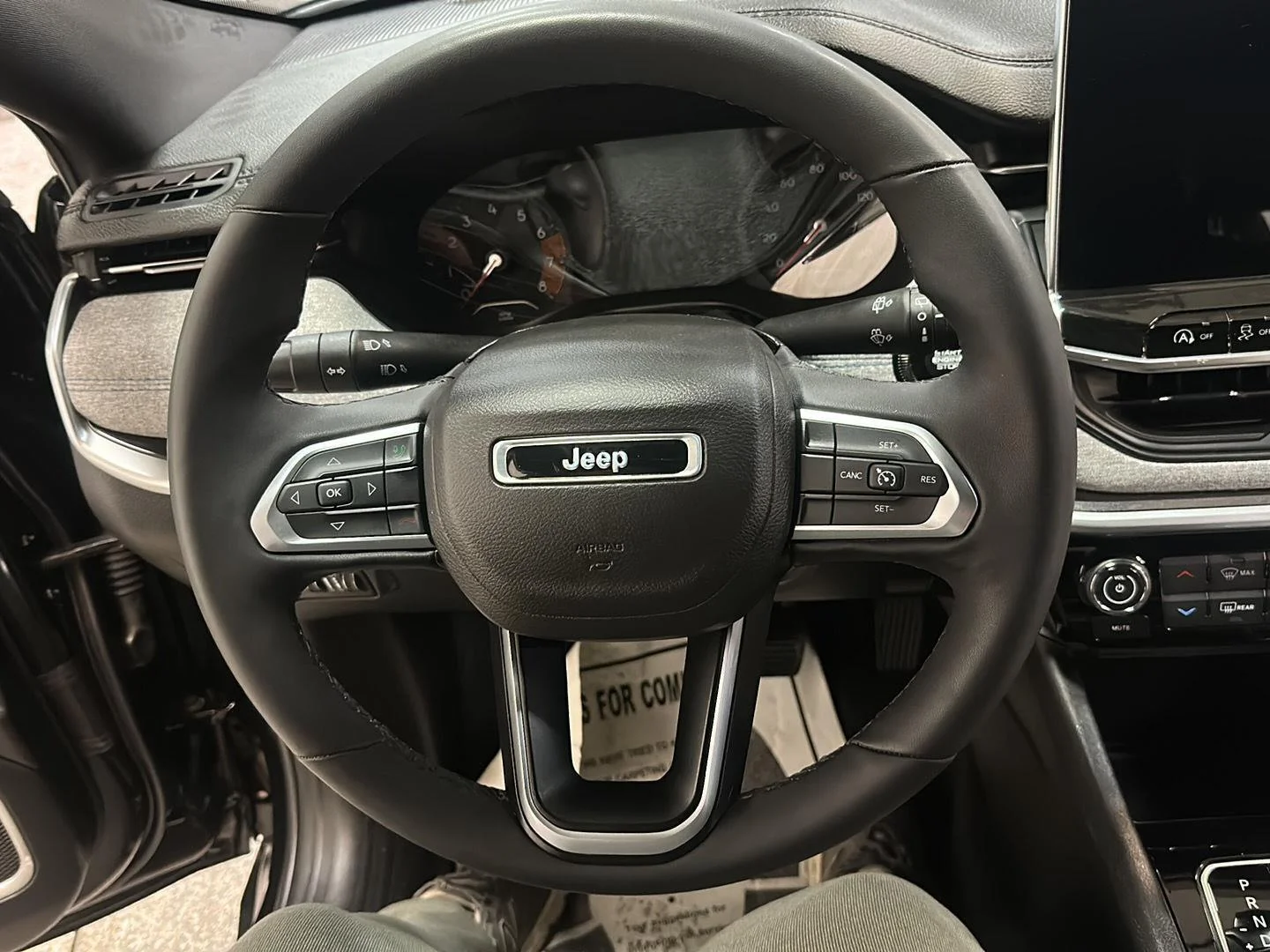 Used 2023 Diamond Black Crystal Pearlcoat Jeep Latitude image 18
