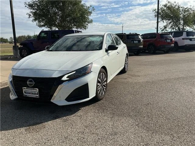 Used 2025 Pearl White Tricoat Nissan SV image 4