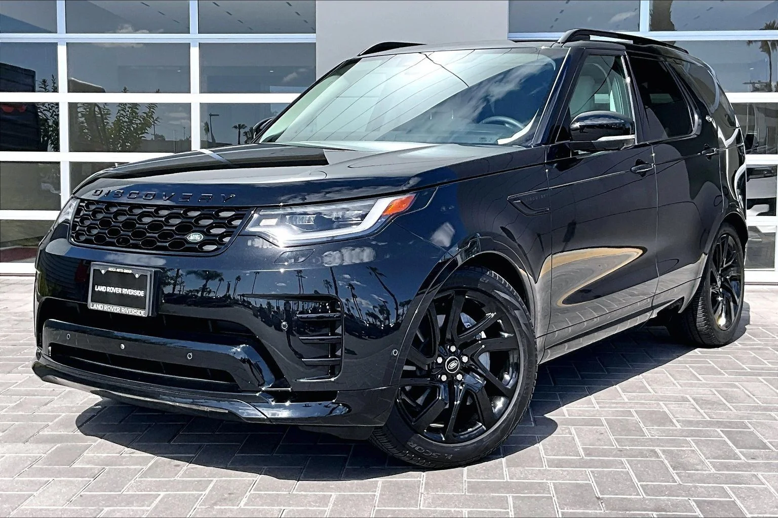 2025 Land Rover Discovery P300 Dynamic SE's photo