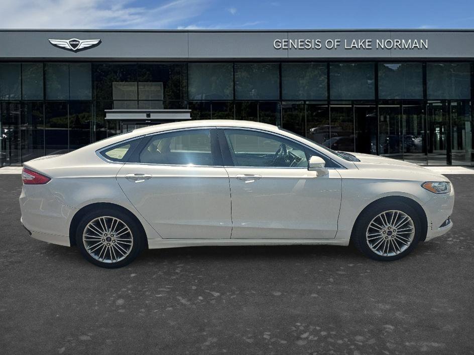 Used 2016 White Platinum Clearcoat Metallic Ford SE image 4