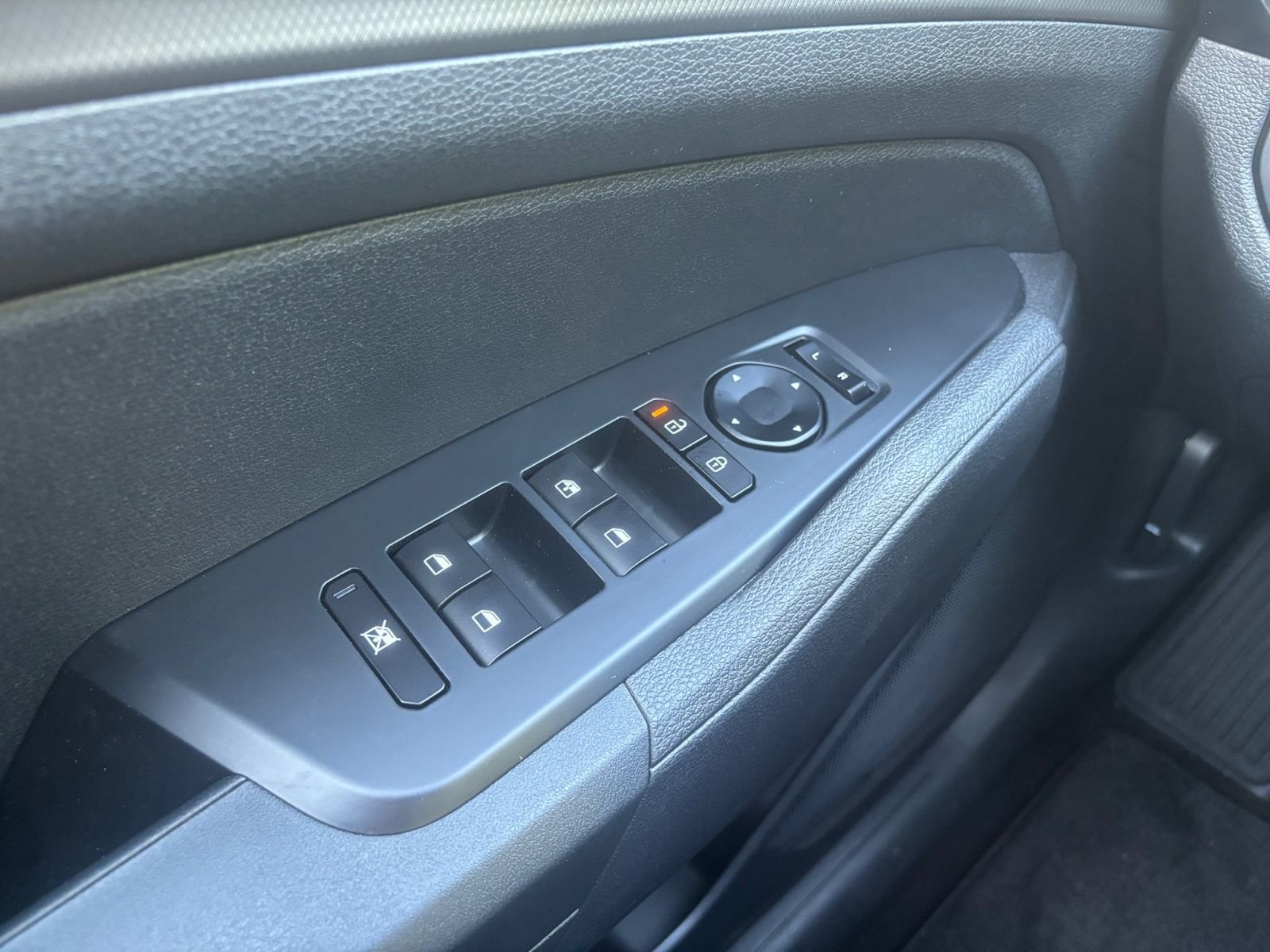 New 2026 Glacial White Pearl Kia LX image 20