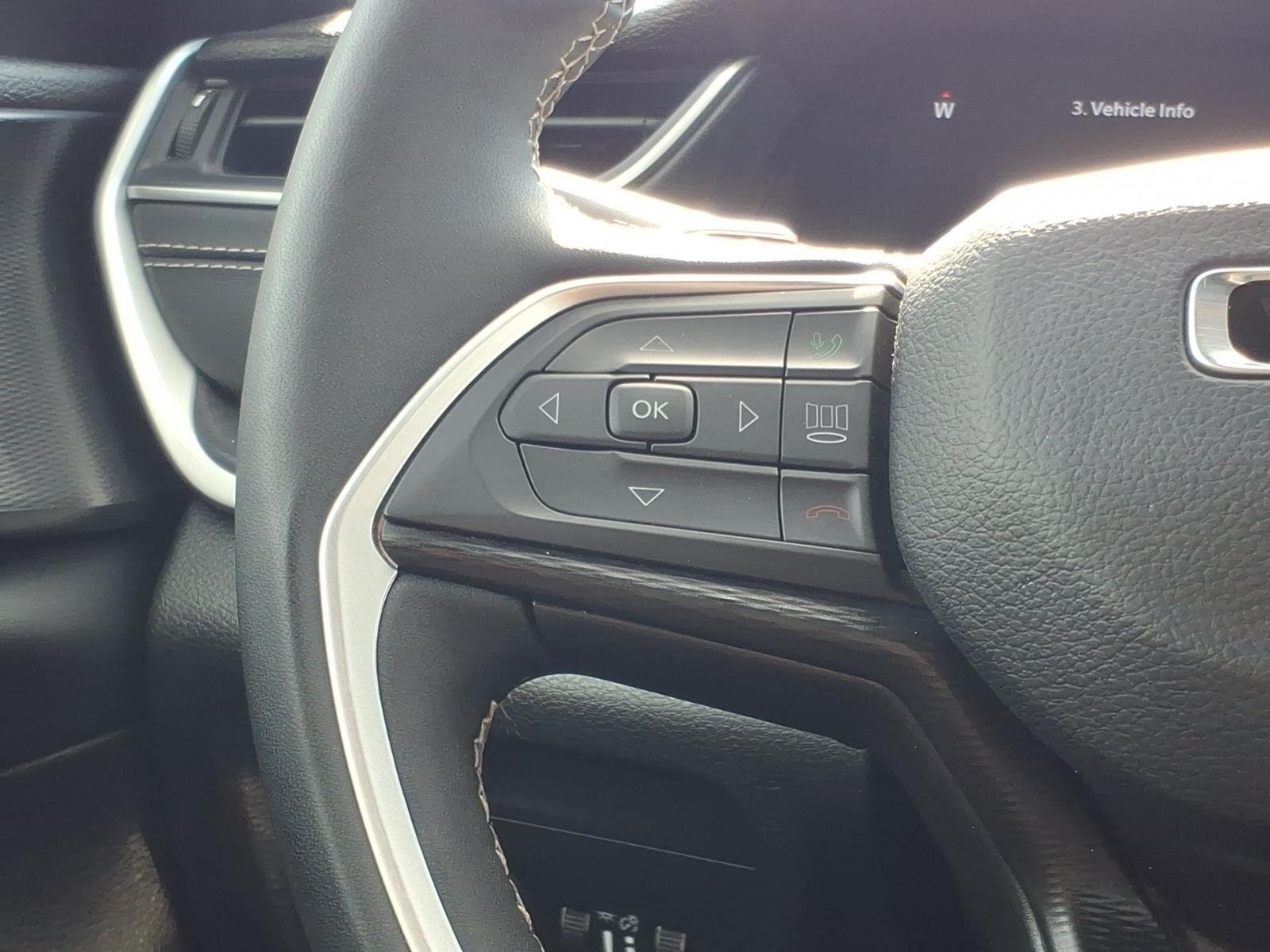 Used 2025 Diamond Black Crystal Pearlcoat Jeep Altitude image 24