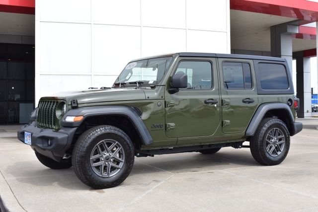 Used 2024 Green Jeep Sport S image 2