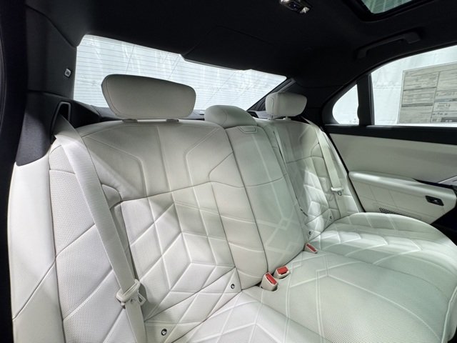 New 2026 Oxide Grey Metallic BMW 760i xDrive image 25