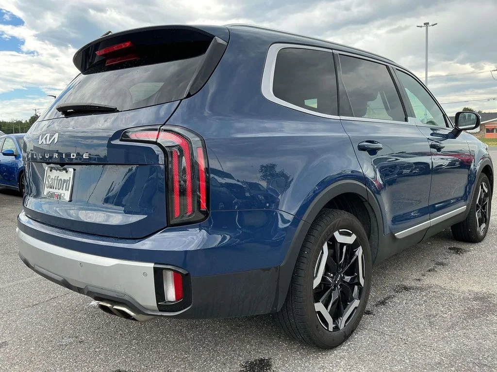 Used 2023 Black Kia EX image 9