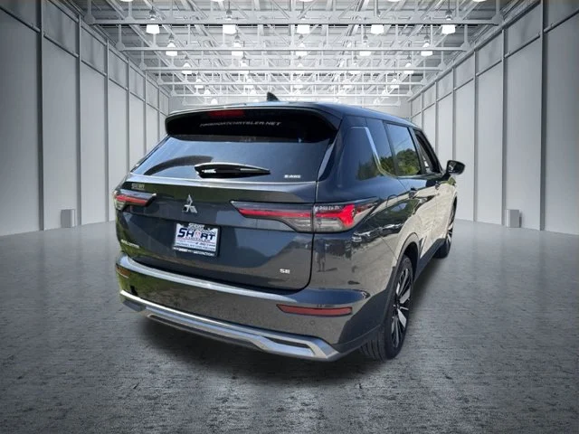 Used 2025  Mitsubishi  image 3