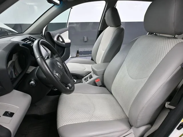 2012 Toyota RAV4 EV - Photo 21