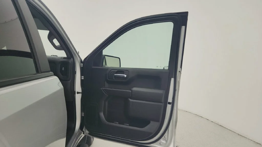 Used 2020 SILVER ICE METALLIC Chevrolet Custom image 25