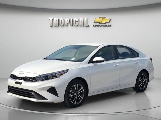 Used 2023 Whiye Kia LXS image 1